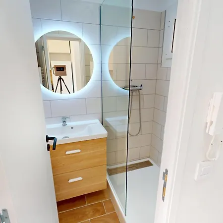 Appartement 55e - Superbe Climatise Entierement Renove Au 5eme Et Dernier Etage Sur Le Bord De De *